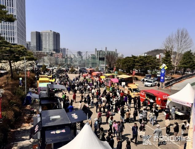 지난해 개최된 '부천 페스타-봄꽃여행'에서 푸드트럭 주변에 많은 시민들이 모여있다.