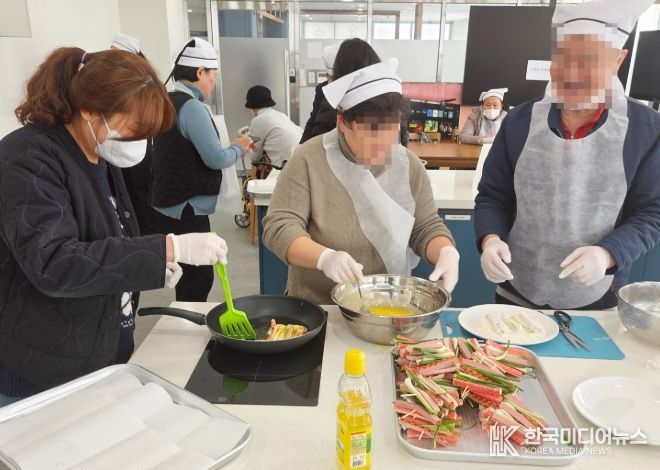 광산구 ‘1313 이웃살핌’에 이웃지기, 살핌이웃으로 함께 요리 수업 자조모임에 참여한 주민들이 요리를 배우고 있다.