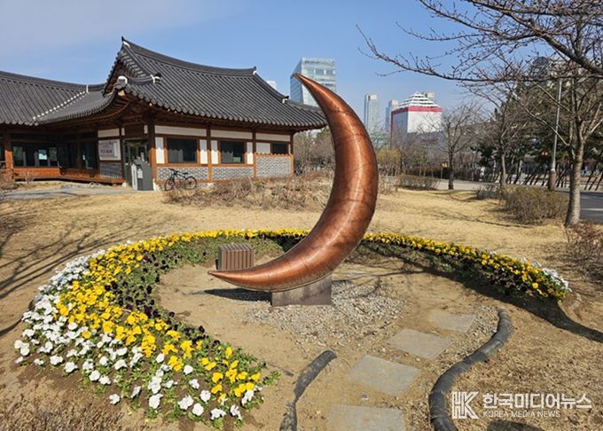 연수구시설안전관리공단, 봄꽃 식재로 공원녹지에 생기를 더하다