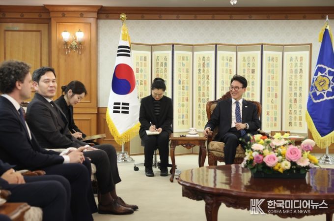 김민석 국무총리가 24일 세종대로 정부서울청사에서 미샤 라스킨 리플렉션 AI 대표·정용진 신세계그룹 회장을 접견, 인사 및 환담을 나누고 있다.