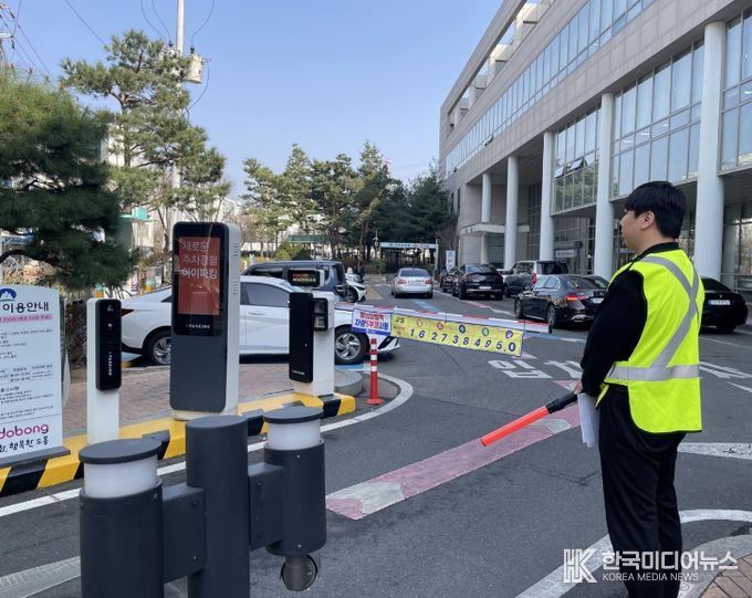 도봉구 직원이 도봉구청 주차장 입구에서 ‘승용차 5부제(요일제)’ 관련 안내를 하고 있다.