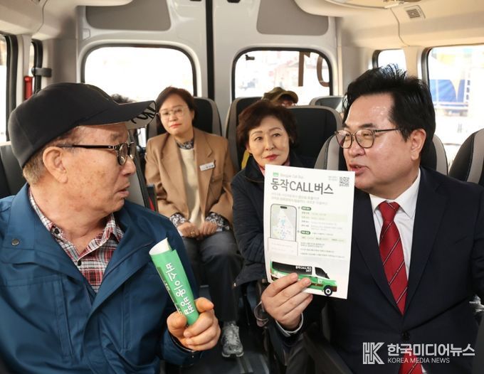 지난 16일 박일하 동작구청장이 사당4동 주민들과 함께 동작CALL버스를 시승하고 있다