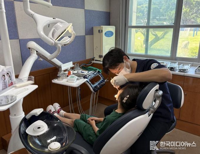 사업 대상 학생이 치과 진료를 받고 있다.