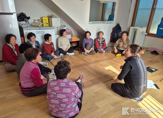 여수시가 3월부터 11월까지 경로당과 마을회관 등 어르신 이용시설을 대상으로 ‘찾아가는 어르신 스마트폰 방문 교육’을 추진한다.