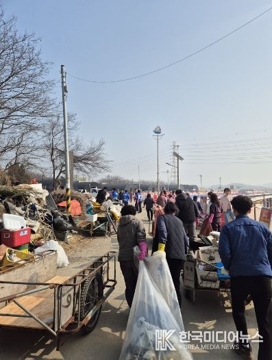 소래어촌계와 협력하여 봄맞이 소래포구 대청소