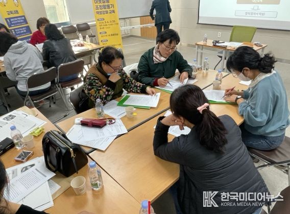 광산구는 지난 4일부터 25일까지 광산구청 3층 중회의실에서 이웃갈등 조정활동가 역량 강화를 진행한 가운데, 참여자들이 실제 갈등 상황을 바탕으로 역할극을 수행하고 있다.