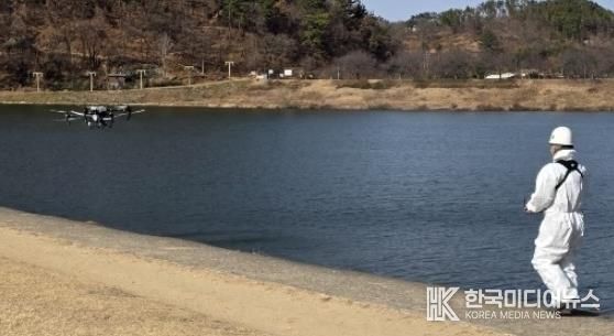 밀양시가 밀양강 일원에서 드론을 활용해 방역 작업을 실시하고 있다.