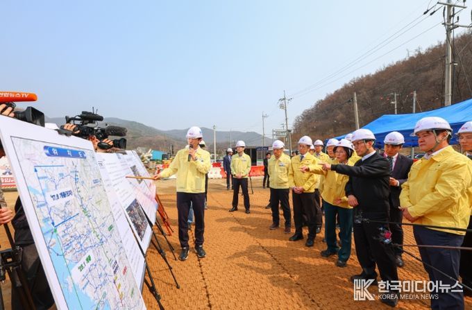 김민석 국무총리가 27일 지난해 교량 붕괴사고로 사상자가 발생했던 세종-안성고속도로 청용천교 건설 현장을 방문, 복구 현황과 안전관리 실태 등을 점검하고 있다.(국무조정실)
