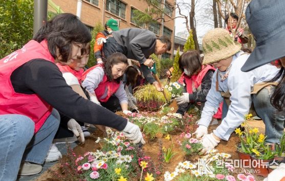 꽃과 나무에 담은 봄…박강수 마포구청장, 주민과 함께 정원 가꿔