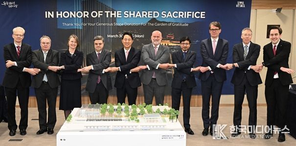 오세훈 서울시장이 30일(월) ‘감사의정원 석재기증국 주한외교단 간담회’ 참석자들과 기념사진을 촬영하고 있다.