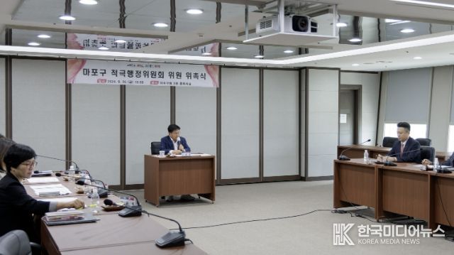 박강수 마포구청장이 마포구 적극행정위원회 위원 위촉식에서 인사말을 전하고 있다.