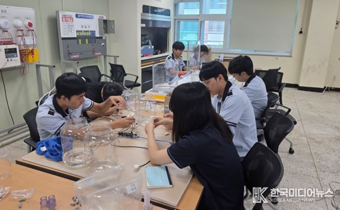 여수석유화학고에서 증류탑 제작 관련 실습을 하고 있다
