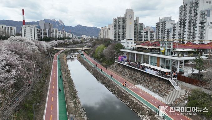 벚꽃 핀 우이천에 새로 개관한 노원 3호 수변 감성 쉼터 우이마루의 전경