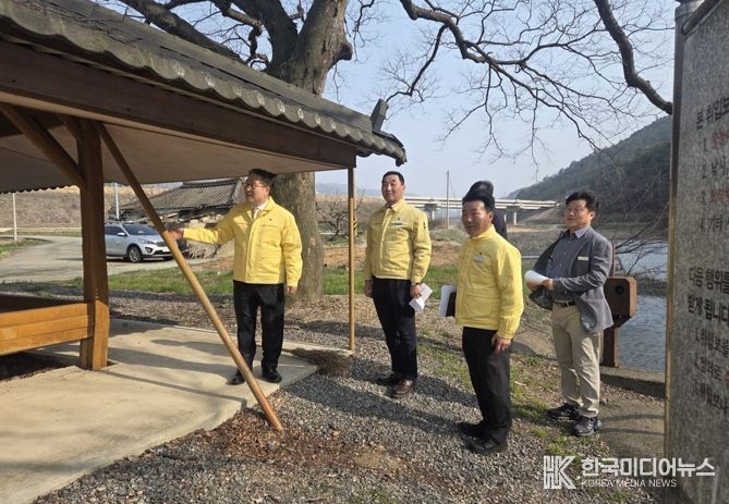 나주시가 하천과 구거 내 불법점용 시설에 대해 전수조사에 나선다. 사진은 강상구 나주시장 권한대행을 비롯한 관련 공직자들이 현장점검을 진행 중인 모습.