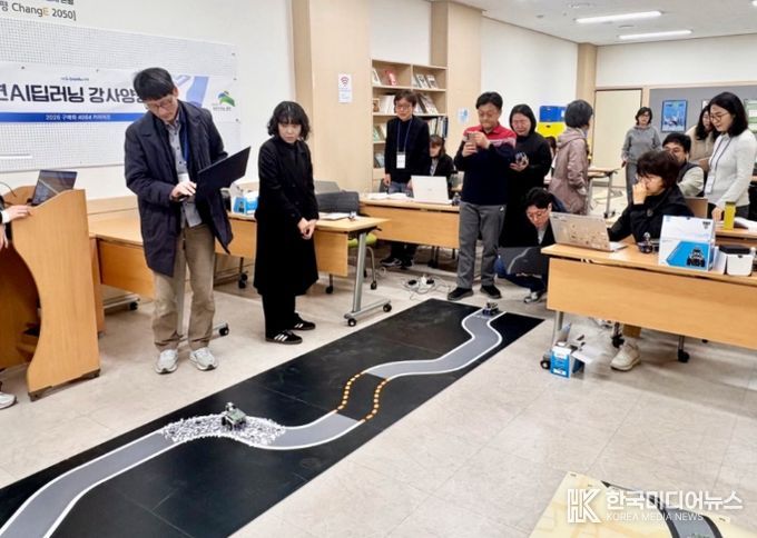 지난 26일 진행된 ‘중장년 AI 딥러닝 강사 양성 과정’에서 실습 중인 참여자들