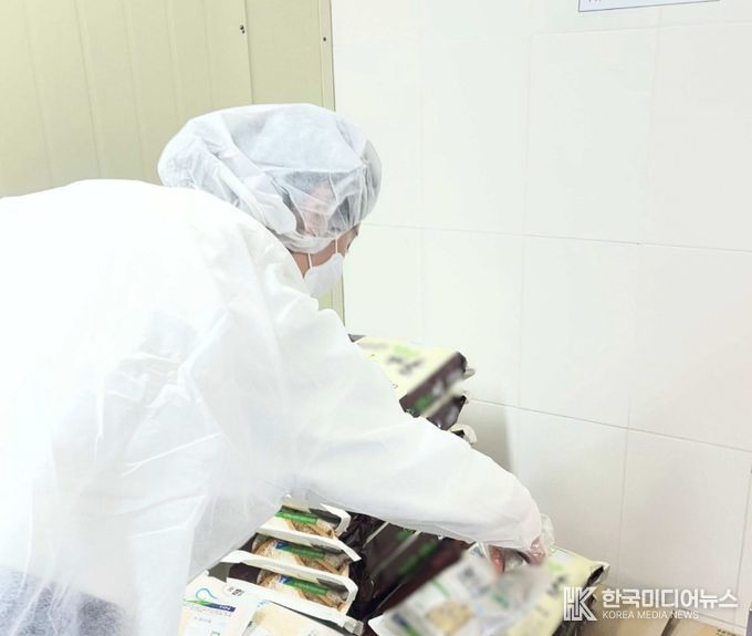 식중독 예방 합동점검을 하고 있는 모습