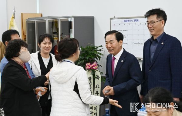 1. 성낙인 군수가 창녕군장애인행복센터를 방문해 관계자들을 격려하고 있다.