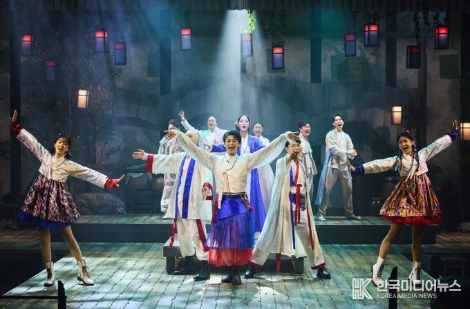 함안문화예술회관, 서울예술단 작품 지역공연 공모사업 선정_뮤지컬 '청사초롱 불 밝혀라' 무대