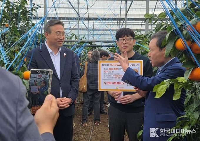 서귀포산 카라향 홍보를 위해 황창연 신부 영상 촬영에 오순문 서귀포시장이 동반 출연했다.