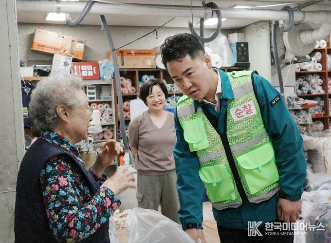 오언석 도봉구청장이 지난 3월 창2동 지역의 한 양말공장을 찾아 주민들의 애로사항을 청취하고 있다.