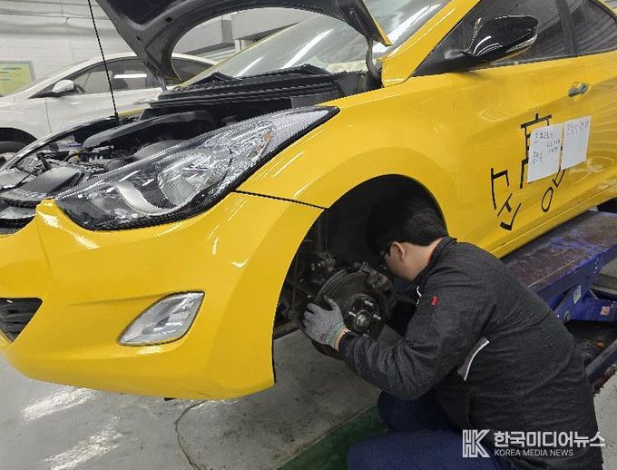 1. 순천공업고 학생이 자동차정비 직종 훈련을 하고 있다.