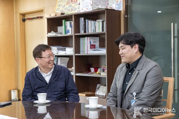 코닥(kordoc)개발한 광진구청 류승인 주무관과 차담중이 김경호 광진구청장