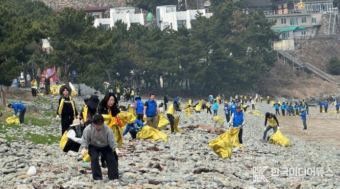 여수시가 2026여수세계섬박람회 성공 개최를 위해 봄맞이 해안가 대청결운동을 펼치고 있다