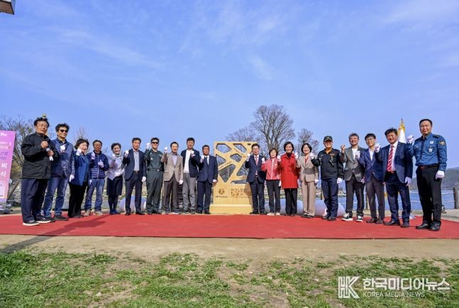 기념비 단체사진