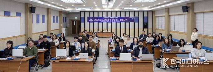 최충규 대덕구청장(사진 첫 번째 줄 왼쪽 다섯 번째)과 대덕구 공직자들이 구청 대회의실에서 ‘생성형 AI 활용 교육’에 앞서 기념 촬영을 하고 있다.