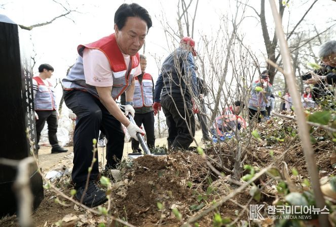 이성헌 서대문구청장이 안산(鞍山) 봉수대 철쭉동산 조성을 위해 나무를 심고 있다.