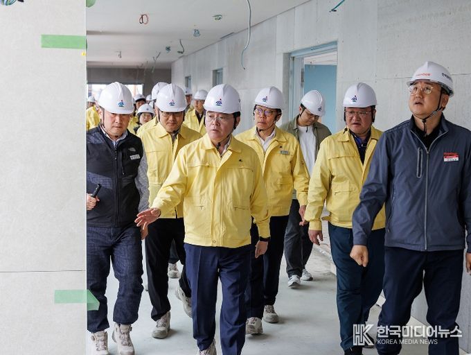 진교훈 서울 강서구청장(맨 앞 왼쪽, 노란 점퍼)이 14일(화) 강서구 통합신청사 건립 현장을 찾아 공사 진행상황을 점검하고 있다.
