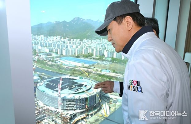 오세훈 서울시장이 15일(수) 도봉구 씨드큐브 창동 스카이라운지에서 서울아레나를 비롯한 주변 시설 현장을 둘러보고 있다.