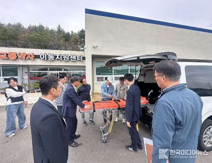 지난 14일 여수시 교통도로국장을 비롯한 여수시·순천시 관계 공무원들이 여수시 교통약자 이동지원센터에서 ‘와상장애인 콜택시’를 둘러보고 있다.