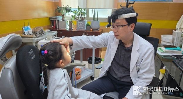 달빛어린이병원에서 소아 환자가 진료를 받고 있다.