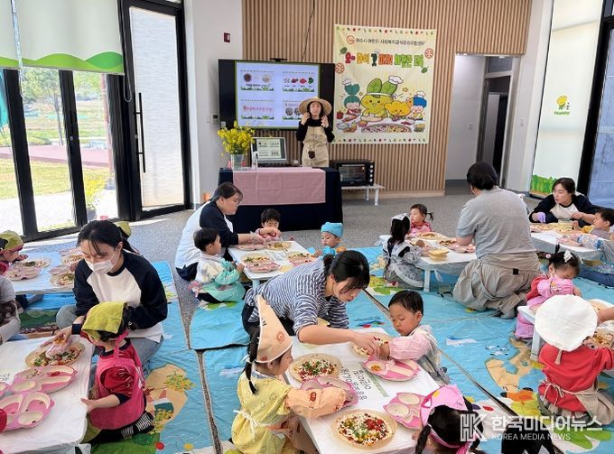 갓피자 만들기 체험프로그램을 진행 중이다.