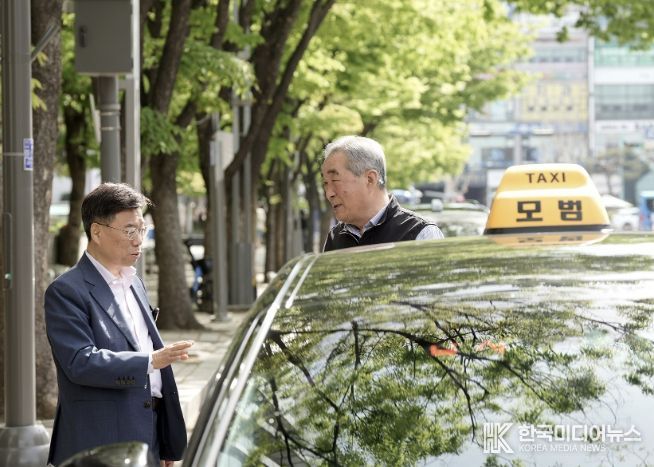 최근 국제유가 상승으로 운수사업자의 유류비 부담이 커진 가운데, 신상진 성남시장이 16일 한 택시 운수종사자와 만나 대화를 나누고 있다