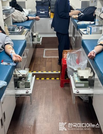 헌혈버스에서 헌혈에 참여하고 있는 모습