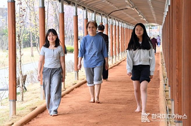 감일문화공원 황톳길을 방문한 시민들이 여유로운 봄 산책을 즐기는 모습.