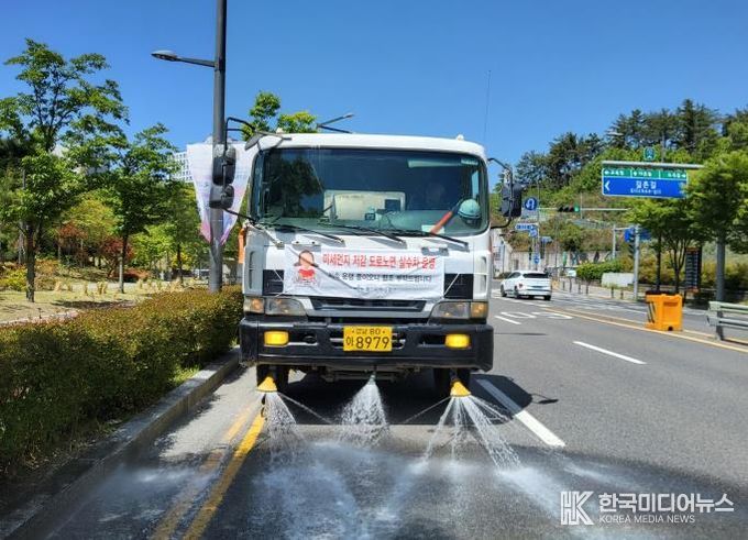 “미세먼지 줄여라”…중구, 도로 살수차 운행(지난해 살수차 운행 모습)